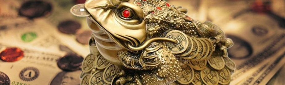 A tod with a coin in the mouth - a talisman to attract money